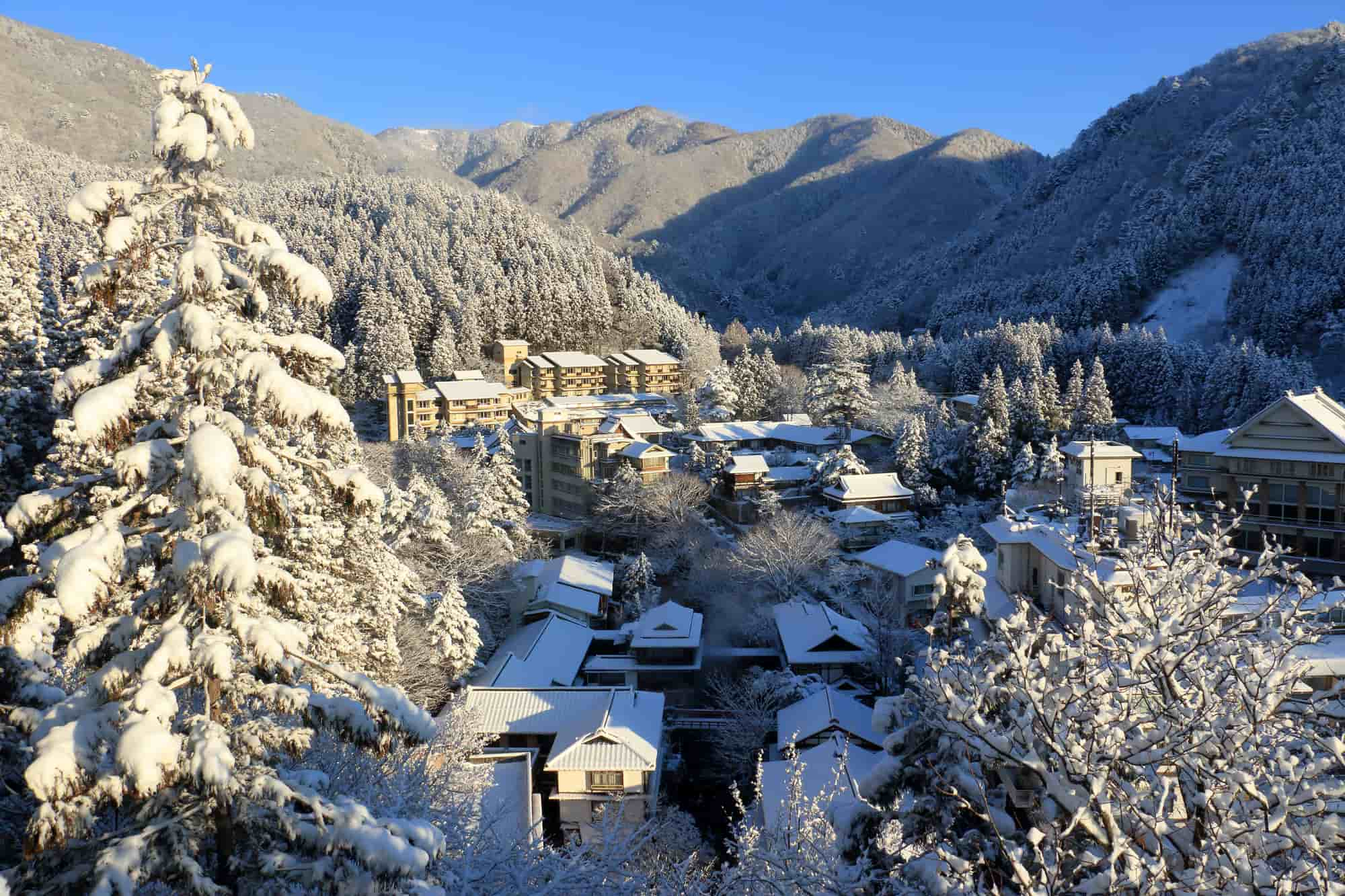 冬は雪景色が広がる「四万温泉」